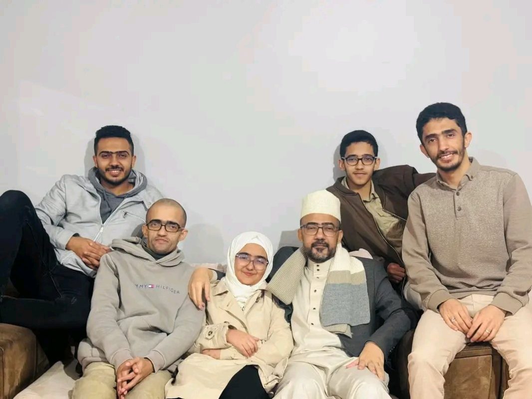 أسرة الشاعر فؤاد الحميري تواجه محنة قاسية بين الفقدان والأمراض المستعصية