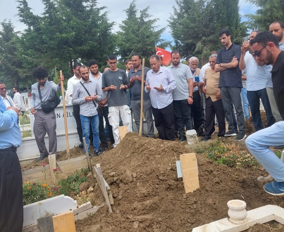 جثمان الأديب اليمني فؤاد الحميري يوارى الثرى في إسطنبول