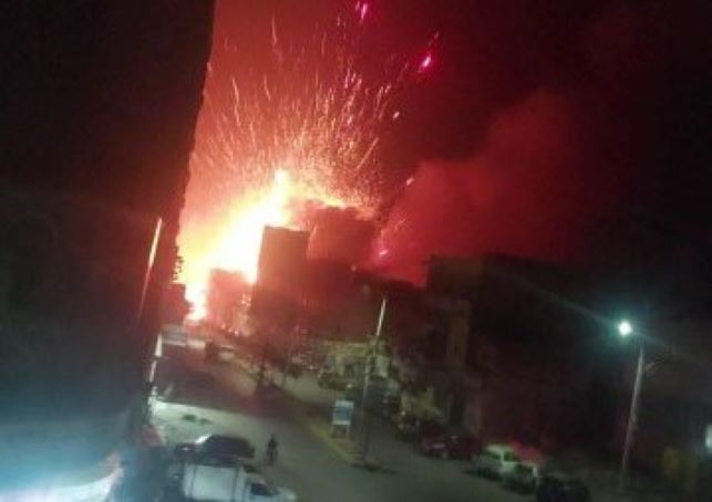 بالفيديو.. انفجارات عنيفة وهجوم جوي يستهدف محطة وقود في تعز.. ما الذي حدث؟