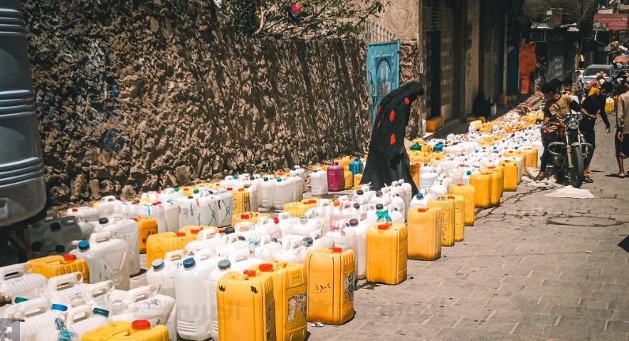 أزمة مياه خانقة تضرب تعز.. مواطنون يتنقلون بين الأحياء بحثًا عن قطرة ماء