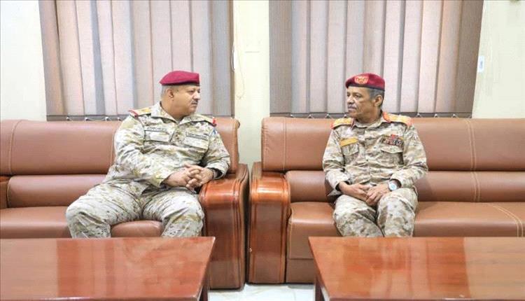 القيادات العسكرية بالمنطقتين الأولى والثانية تتصدى لتطورات أمنية خطيرة في المهرة