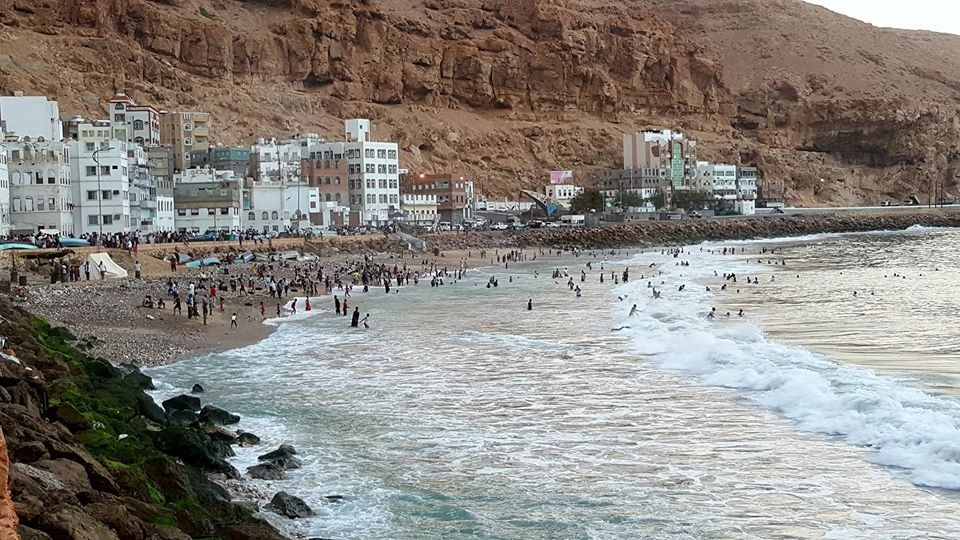 قوات خفر سواحل حضرموت تنقذ شابًا من الغرق وتبحث عن فتى مفقود بسواحل الشحر