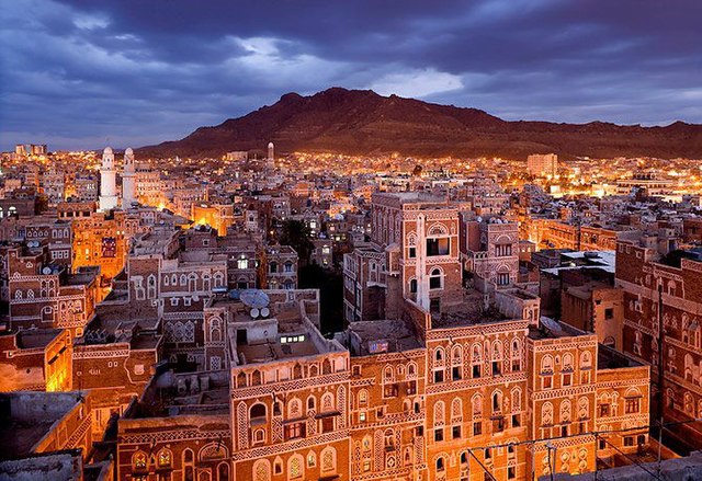انفجارات تهز سماء صنعاء إثر غارات جوية مكثفة