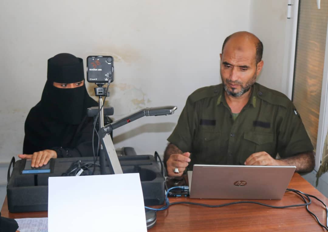 مواطنون يمنيون يواجهون مأساة "البطاقة الذكية" لاستخراج جوازات السفر