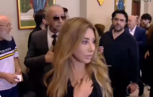 شاهد رد فعل فيروز تجاه نجوى كرم في عزاء زياد الرحباني
