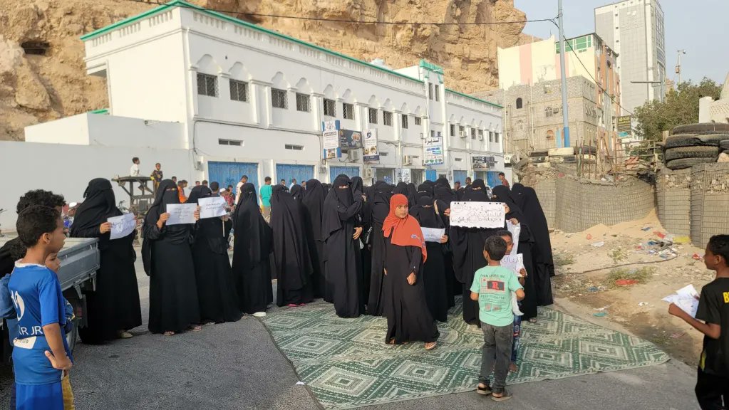 نساء المكلا يشعلن الشوارع.. ما الذي حدث في ساحة العروض؟