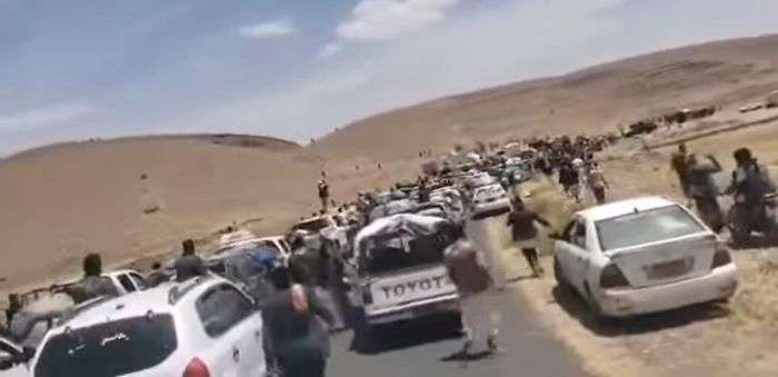 قبائل أرحب تُعتصم أمام محافظة عمران احتجاجاً على اختطاف ابنة القتيل حميد منصور ردمان