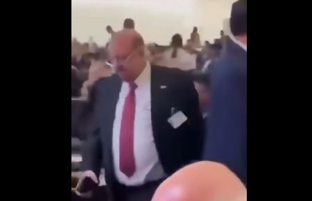 شاهد لحظة انسحاب وفد اليمن برئاسة الشيخ سلطان البركاني أثناء كلمة رئيس الكنيست الإسرائيلي في مؤتمر جنيف