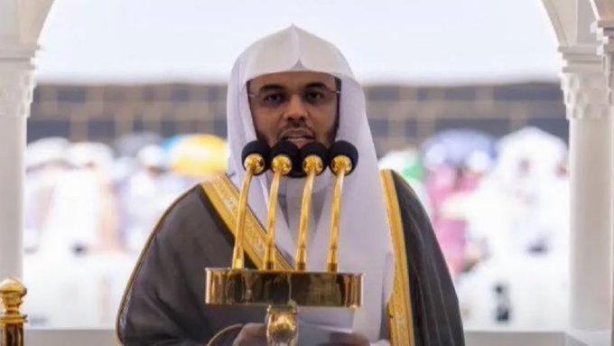 خطيب الحرم المكي الشيخ ياسر الدوسري يحذر من إدمان وسائل التواصل ويحذر من مراقبة الآخرين