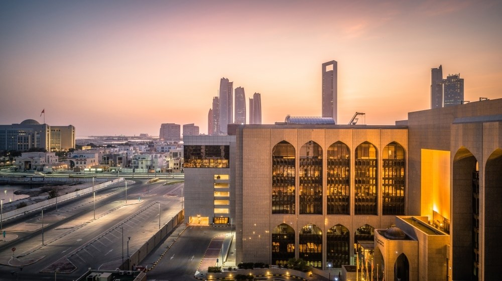 عقوبة بالملايين.. قرار من المركزي الإماراتي بحق شركة صرافة وهذه خلفيته