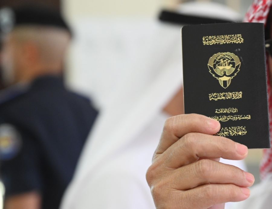 الكويت تسحب الجنسية من 57 مواطنًا بينهم عناصر الحرس الأميري حسن حمدان الشمري وزيد سالم الحربي