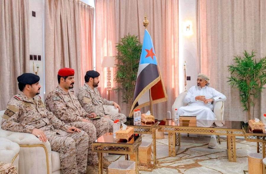 رفع علم الانفصال في لقاء عسكري سعودي مع عيدروس الزبيدي يثير استياء واسع