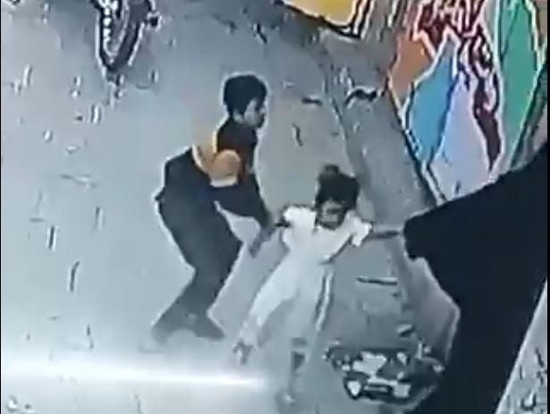 بالفيديو.. كاميرا مراقبة تكشف شجاعة طفل أثناء محاولة اختطاف شقيقته في ذمار
