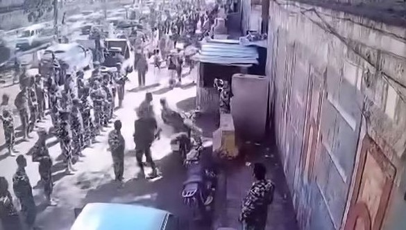 مشهد استفزازي أمام منزل عبدالله الأحمر في الحصبة يثير غضب القبائل اليمنية