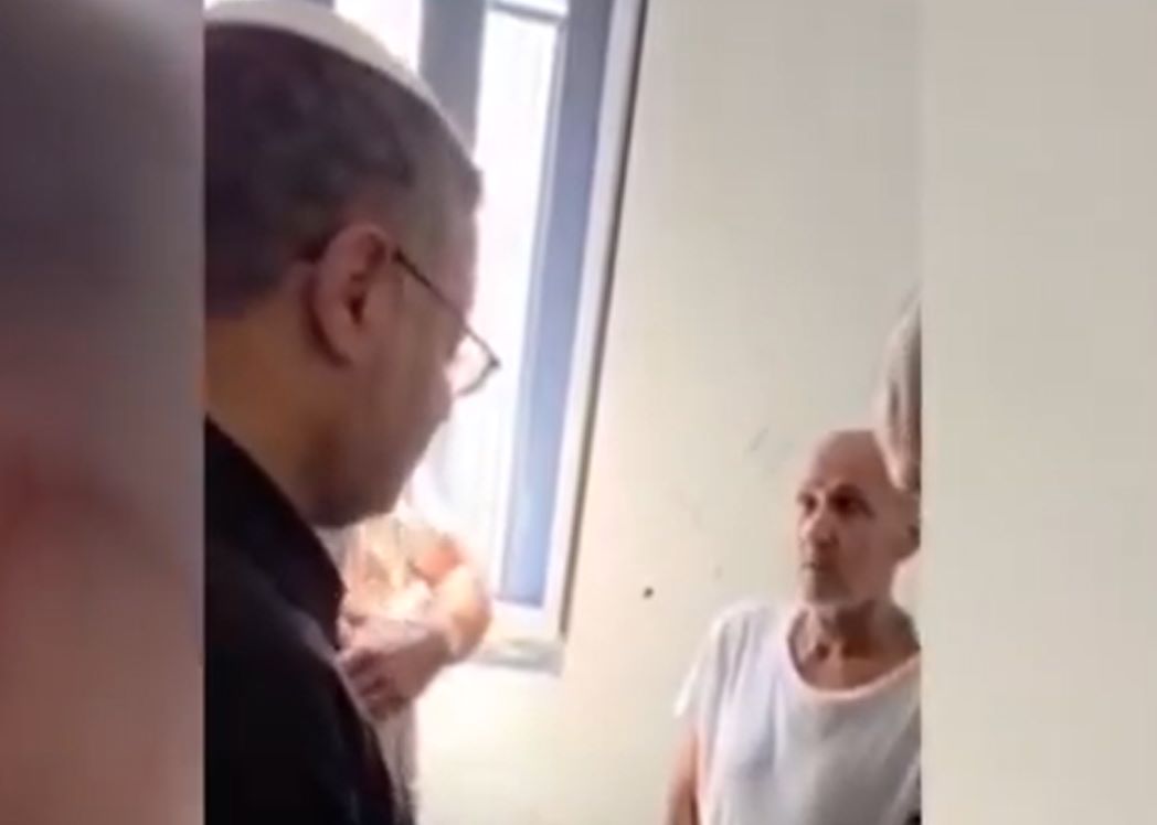 بالفيديو.. بن غفير يزور زنزانة مروان البرغوثي في سجن إسرائيلي ويخاطبه بلغة التهديد.. ماذا قال له؟