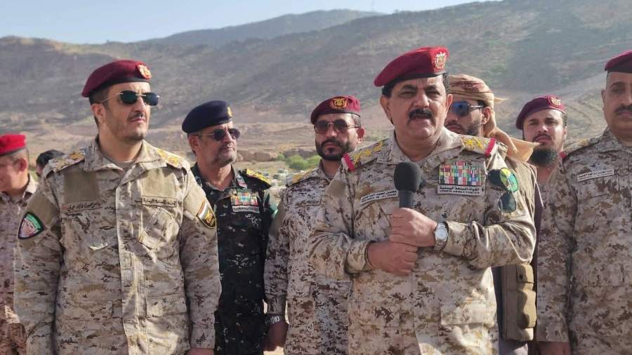 وزير الدفاع اليمني الفريق محسن الداعري يزور جبهات بالقرب من معقل الحوثيين في صعدة