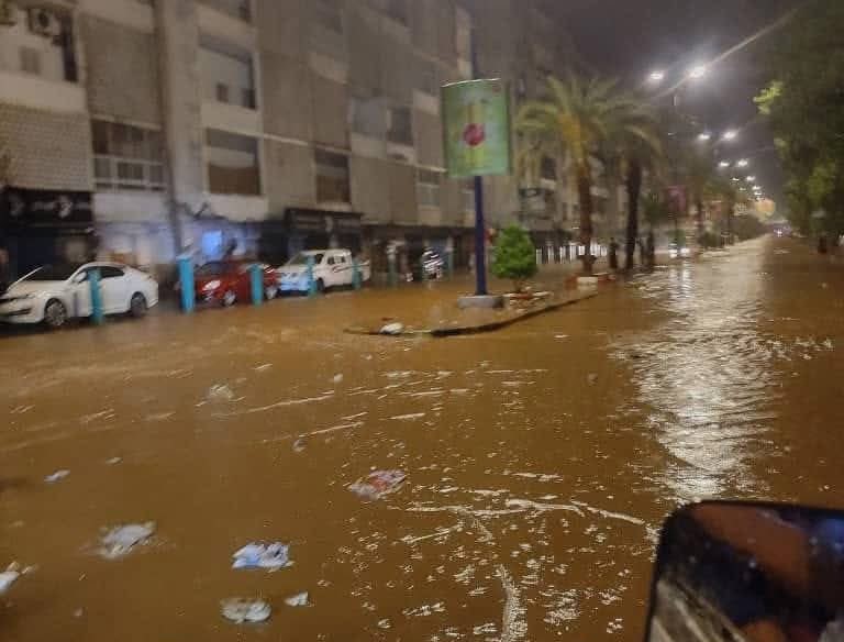 فيضانات وصواعق تضرب عدن وتوقعات بتوسع العاصفة المطرية