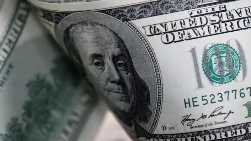 الدولار يتراجع أمام العملات الكبرى في ظل انتظار تصريحات مجلس الاحتياطي الاتحادي