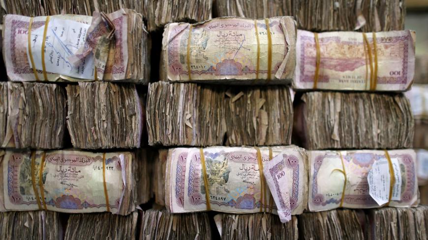 صرف مرتبات لموظفي ومتقاعدي حكوميين في عدن والضالع