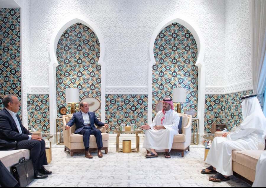 نقوش غامضة خلف قادة مصر والسعودية في نيوم تثير العجب والتحليلات