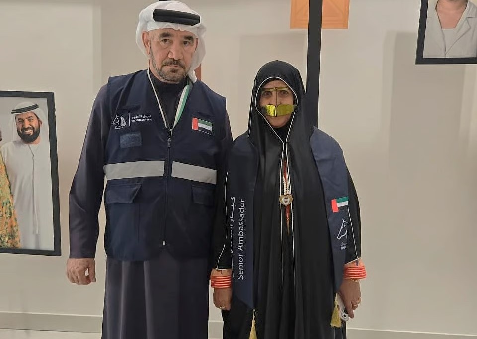 زوجته لم تيأس.. الإماراتي خليل الحوسني يستعيد المشي بعد شلل تام بعلاج رملي فريد