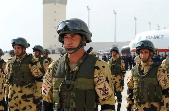 وزير الدفاع المصري يطالب قوات المنطقة الغربية العسكرية بالاستعداد القتالي العالي