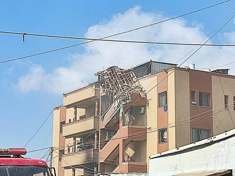 بالتصوير المباشر.. جريمة مزدوجة تهز غزة بعد قصف مستشفى ناصر.. وضحايا جديد للعدوان الاسرائيلي