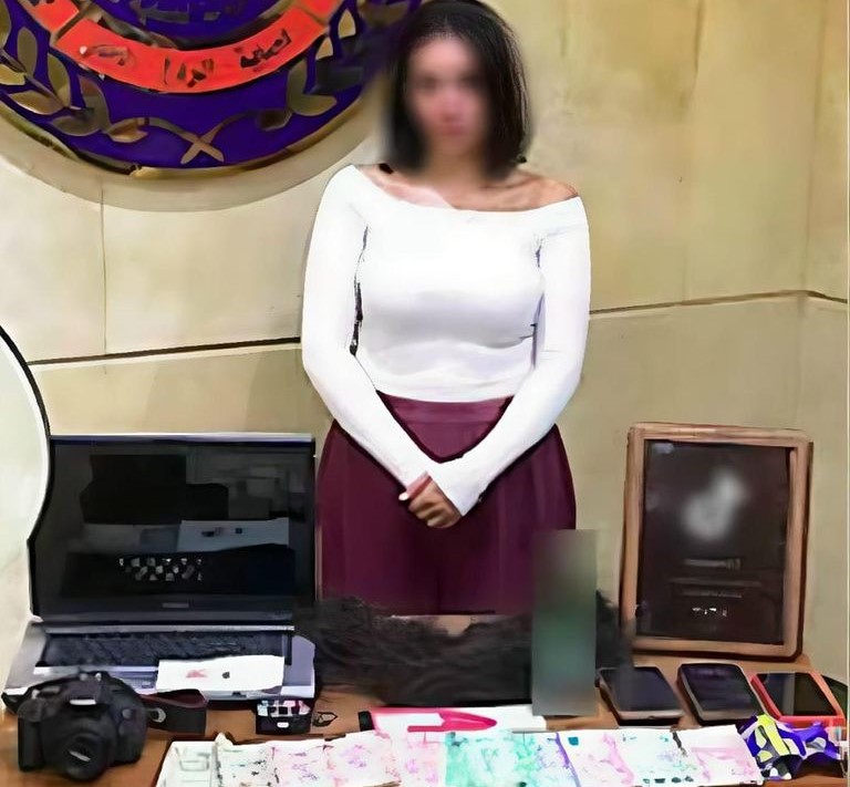 أول صورة لها مع المضبوطات.. القبض على التيك توكر بسنت محمد في الإسكندرية بتهمة نشر محتوى خادش