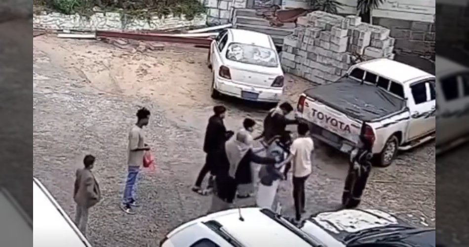 بالفيديو والأسماء.. مسلحان حوثيان يصفعان موظفة استقبال في منتجع بإب