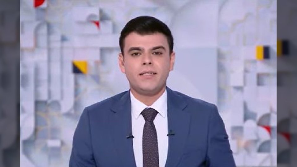 بالفيديو.. المذيع الفلسطيني صلاح الدين الوحيدي يفاجأ بتدمير منزله أثناء تغطيته الإخبارية لقصف إسرائيل لغزة