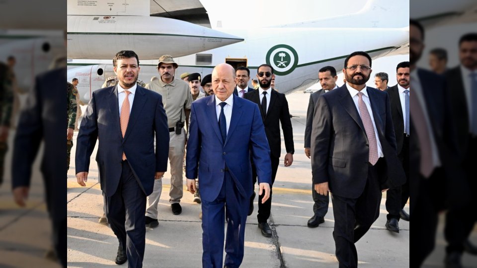 برفقة عضوين.. رشاد العليمي يعود إلى عدن ويؤكد استمرار الإصلاحات الاقتصادية ومكافحة الفساد