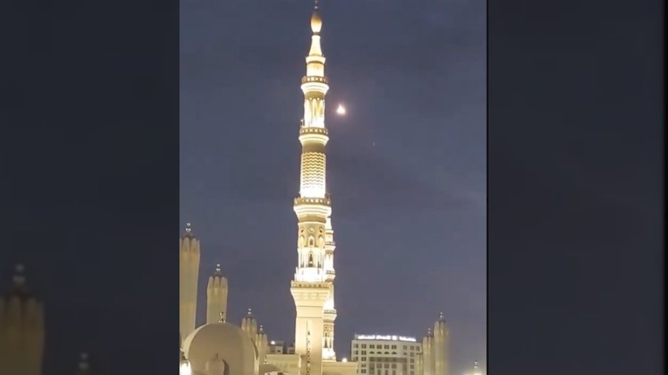 فيديو.. صاروخ غامض يظهر في سماء المدينة المنورة
