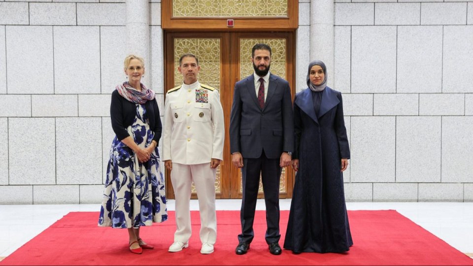 الرئيس السوري احمد الشرع وعقيلته لطيفة الدروبي يستقبلان قائد القيادة المركزية الأمريكية وزوجته في دمشق