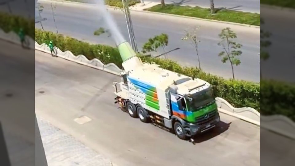 شاحنة غامضة تثير الجدل في العاصمة الإدارية الجديدة.. ما حقيقة رش العطر في شوارع مصر؟