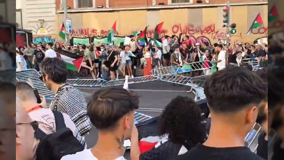 بسبب مشاركة فريق إسرائيلي.. احتجاجات داعمة لفلسطين تعترض مسار طواف إسبانيا للدراجات في مدريد