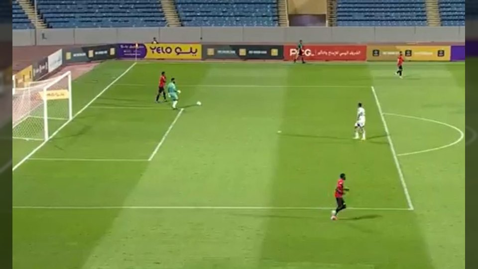 بالفيديو.. عبد الله هزازي يصبح حديث الجماهير بعد تمريرة لمهاجم الخصم في مباراة الرائد والعدالة