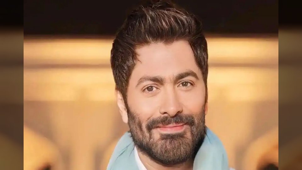 كسر في قدم تامر حسني يثير دهشة محبيه.. والشاعر رمضان محمد يكشف التفاصيل