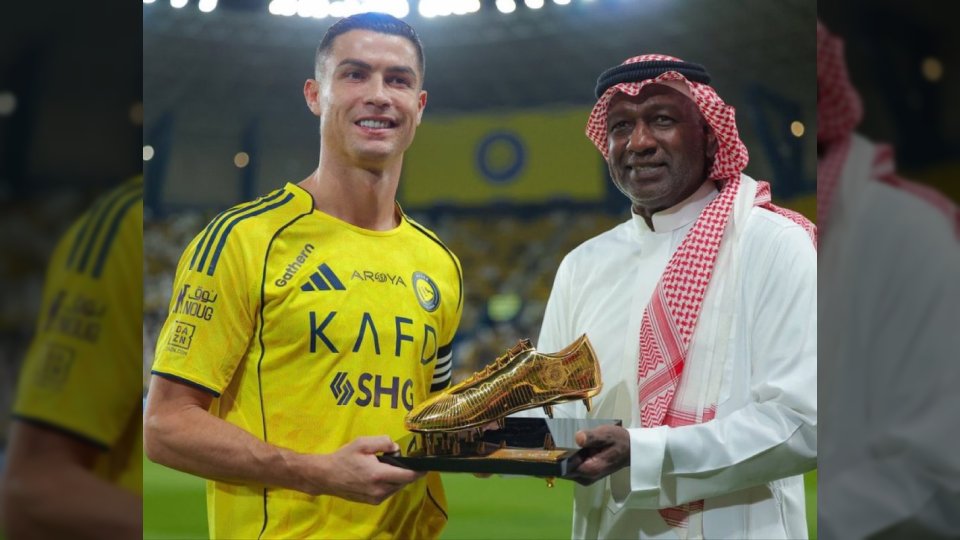 بالفيديو.. ماجد عبدالله يتوج كريستيانو رونالدو بجائزة هداف الدوري السعودي 2024-2025