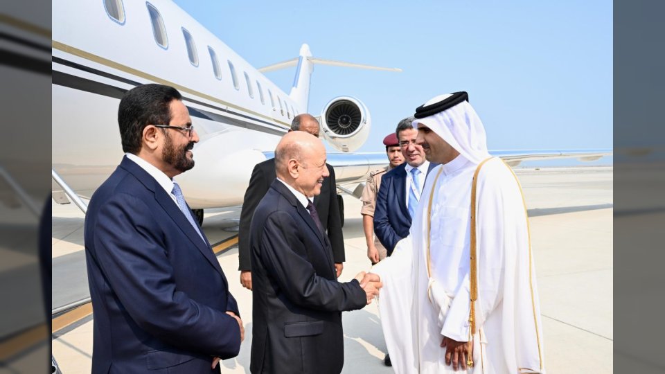 من استقبلهم؟ رشاد العليمي وسلطان العرادة يصلون الدوحة للمشاركة في القمة العربية الإسلامية الطارئة