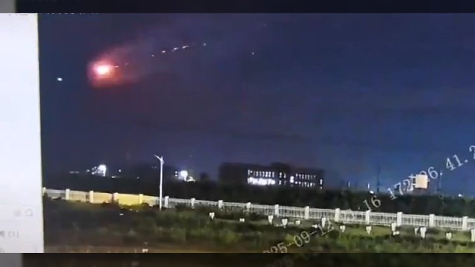 بالفيديو.. الصين تفجر جسمًا طائرًا مجهولًا في السماء.. شهادات عن مخلوقات فضائية ونيزك محترق