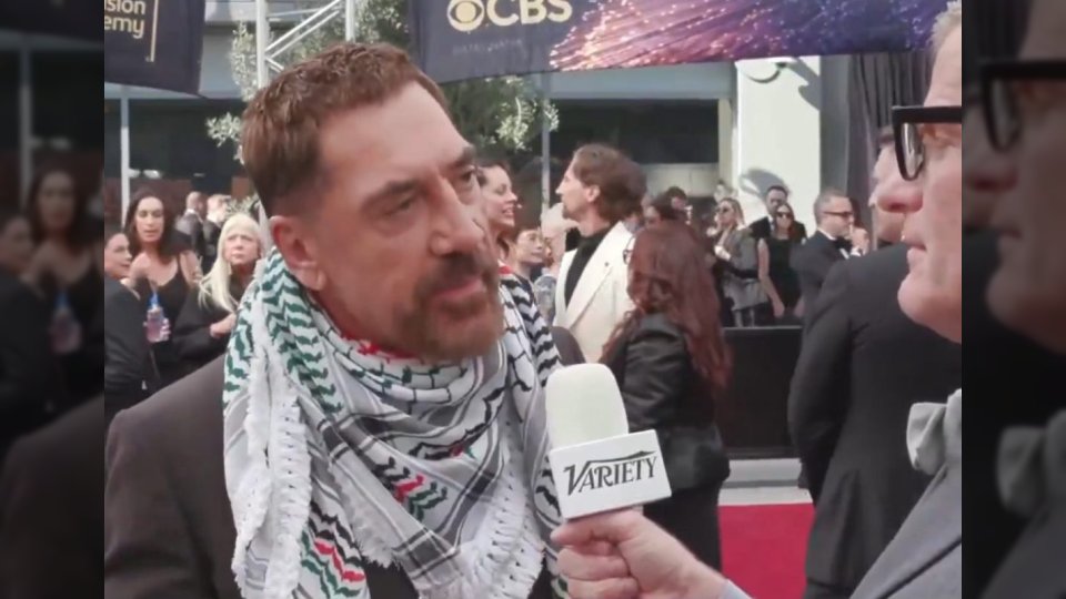 الممثل الاسباني خافيير بارديم يثير الجدل بارتداء الكوفية الفلسطينية وتصريحاته الجريئة ضد إسرائيل في حفل الإيمي