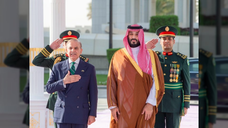 ولي العهد السعودي الأمير محمد بن سلمان يستقبل رئيس وزراء باكستان في الديوان الملكي بقصر اليمامة