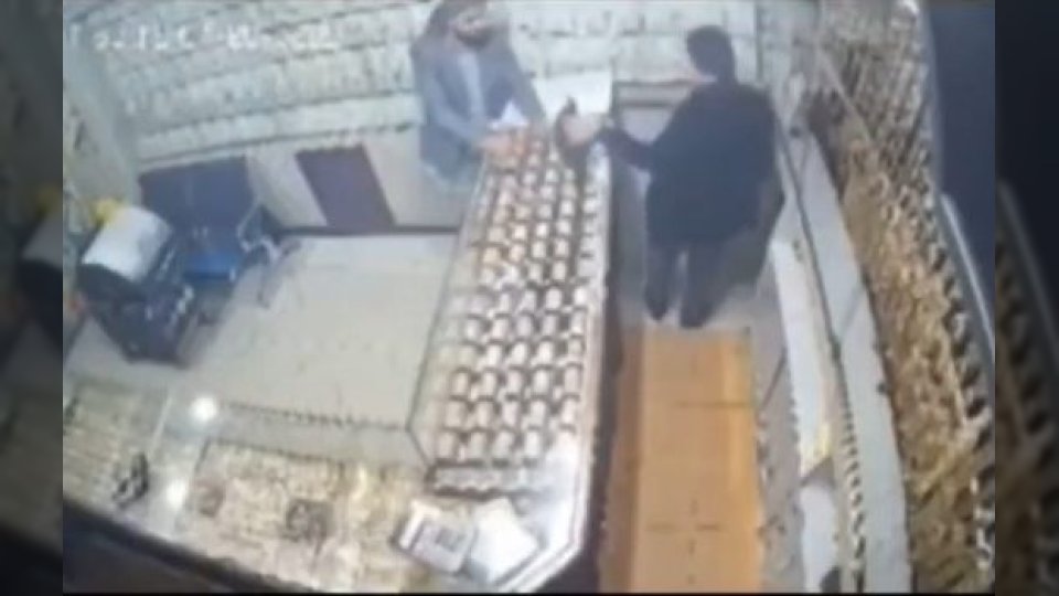 تفاصيل القبض على مواطن بعد اعتداء وحشي على تاجر ذهب في صنعاء