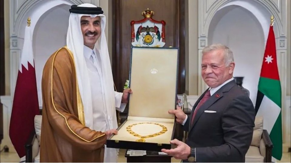 الملك عبدالله الثاني يمنح أمير قطر قلادة الحسين بن علي في زيارة تاريخية