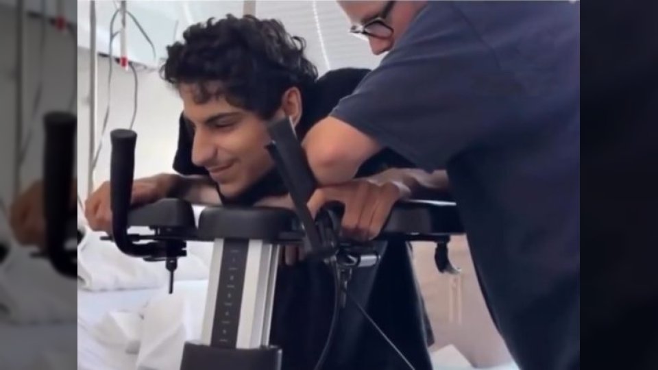حقيقة تركيب ساق صناعية.. غانم المفتاح يواجه تحدي العلاج الطبيعي بابتسامة رغم الألم