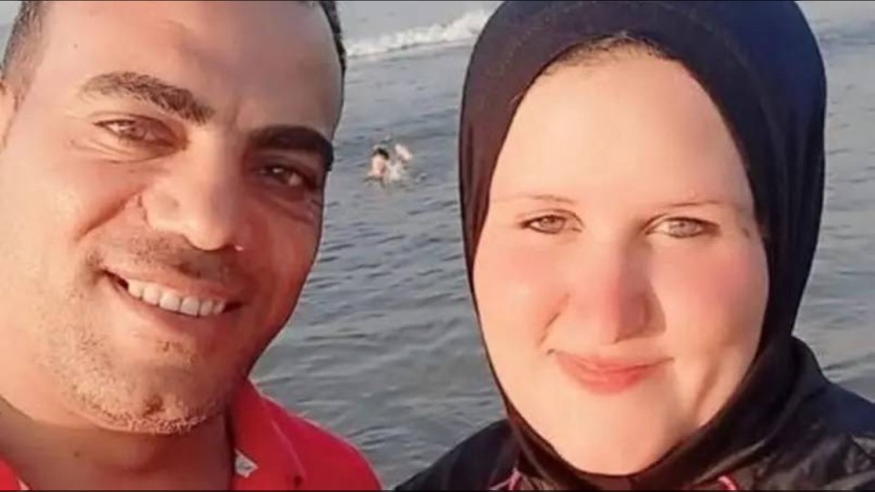 تحسن صحة الزوجة.. أب يقتل أطفاله الثلاثة ويطعن زوجته 15 طعنة قبل أن ينتحر تحت عجلات قطار في نبروة
