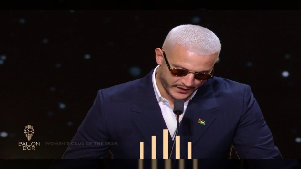دي جي سنايك DJ Snake يخطف الأنظار بدبوس علم فلسطين خلال حفل الكرة الذهبية في باريس