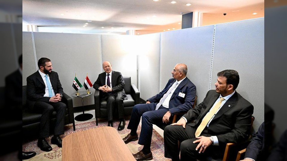 اليمن وسوريا تبحثان تعزيز العلاقات الثنائية في لقاء رشاد العليمي واحمد الشرع بنيويورك