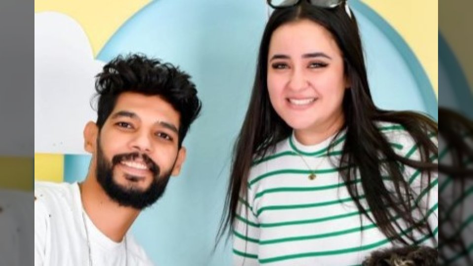 أرملة إبراهيم شيكا هبة التركي ترفع بلاغًا ضد 23 صفحة إلكترونية لنشرها شائعات مسيئة