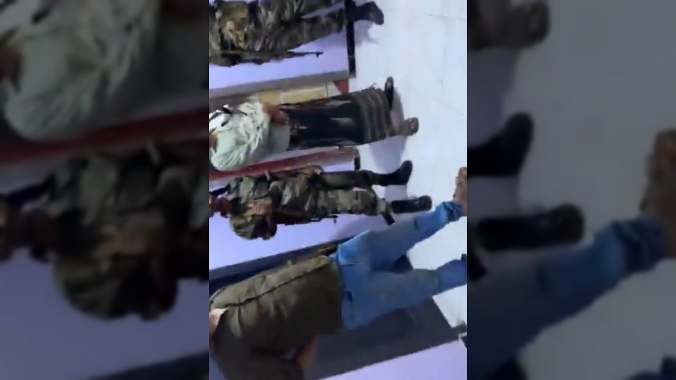 بالفيديو.. مليشيات الانتقالي تغلق مقر صحيفة "عدن الغد" وتختطف الصحفي فتحي بن لزرق